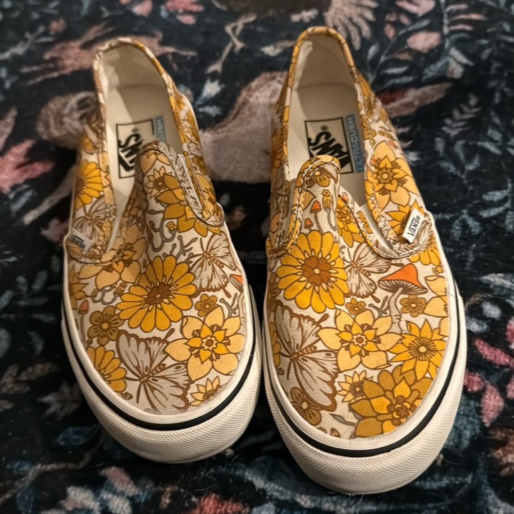 Vans women’s flower power shoes brand new 71/2 🍄‍🟫🦋🌼